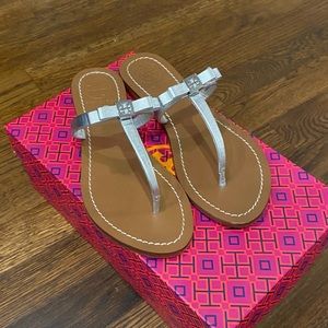 tory burch leighanne flat thong metallic saffiano